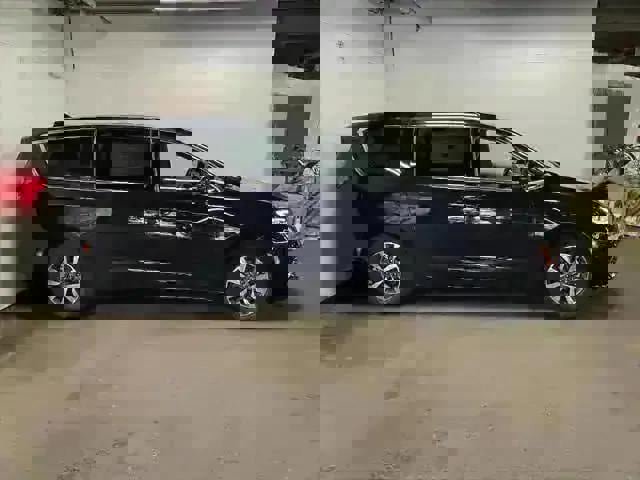 New 2023 Chrysler Pacifica Touring-L w/ S Appearance Package image 4