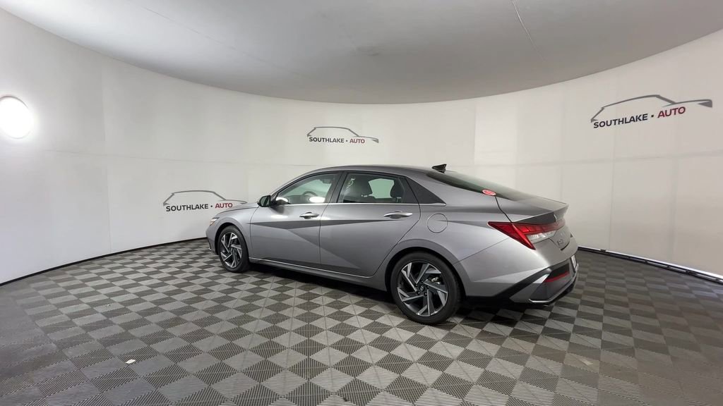 Used 2025 Hyundai Elantra Limited FWD image 6