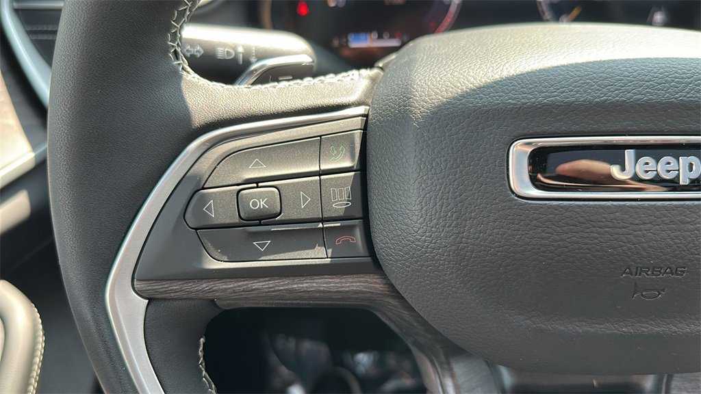 New 2025 Jeep Grand Cherokee Limited w/ Black Appearance Package image 17