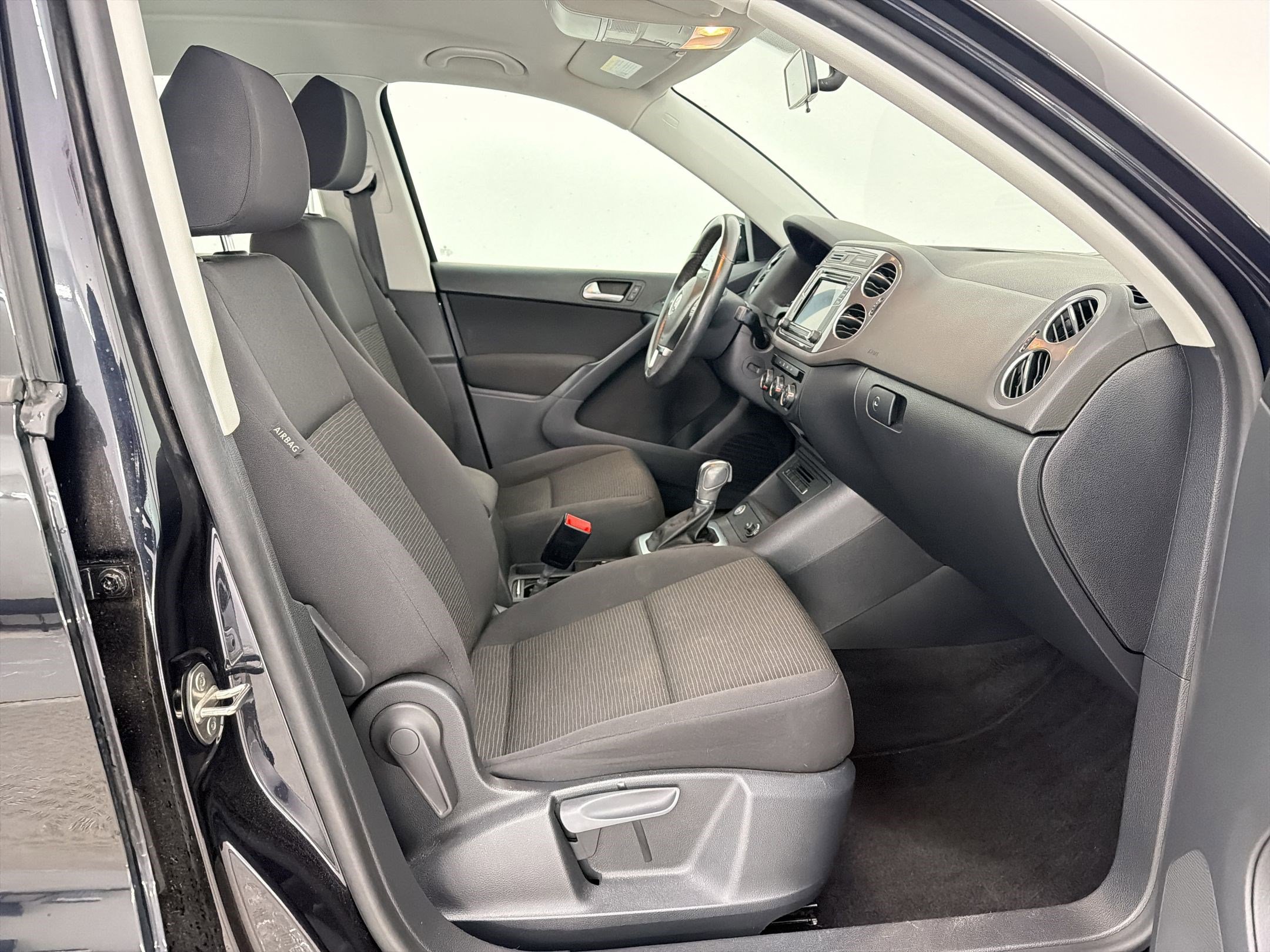 Used 2017 Volkswagen Tiguan S image 23