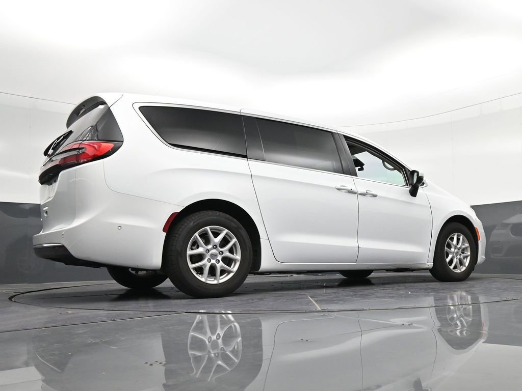 Used 2023 Chrysler Pacifica Touring-L FWD image 32