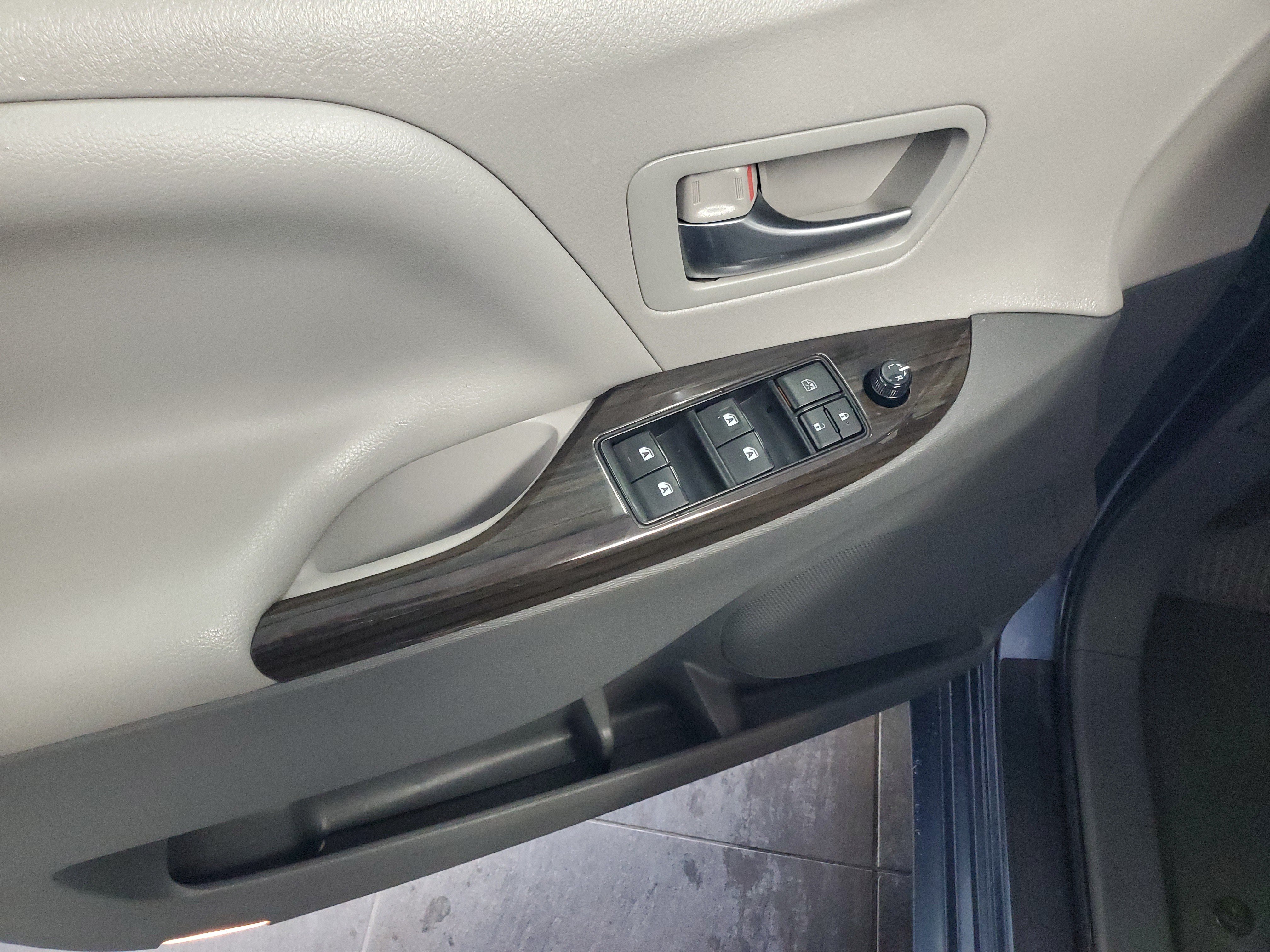 Used 2015 Toyota Sienna XLE FWD image 23