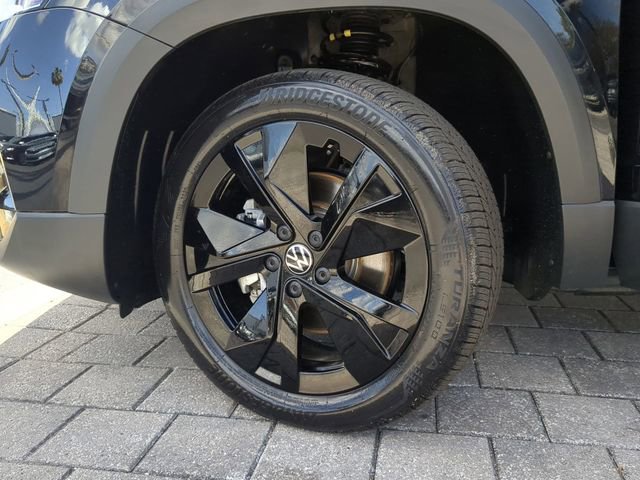 Certified 2025 Volkswagen Taos SE w/ Black Wheel Package image 32