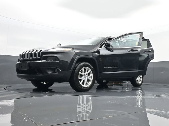 Used 2016 Jeep Cherokee Latitude w/ Cold Weather Group AWD/4WD image 32