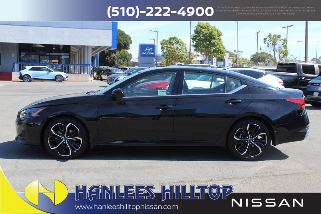 Used 2023 Nissan Altima 2.5 SR w/ SR Premium Package image 2
