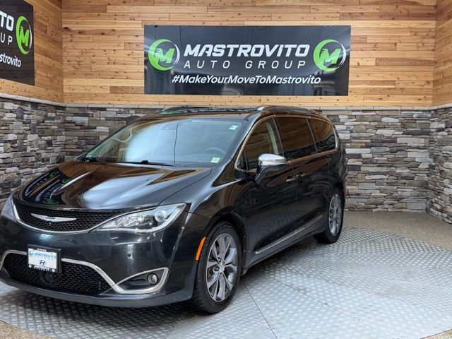 Used 2017 Chrysler Pacifica Limited w/ UConnect Theater Package FWD image 5