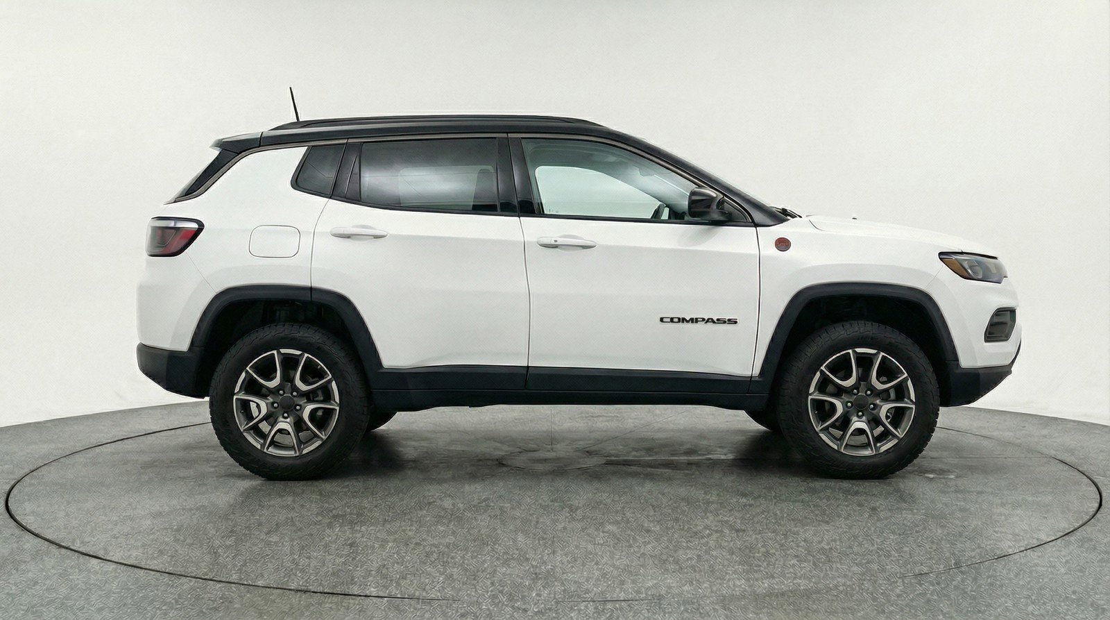 Used 2025 Jeep Compass Trailhawk AWD/4WD image 11
