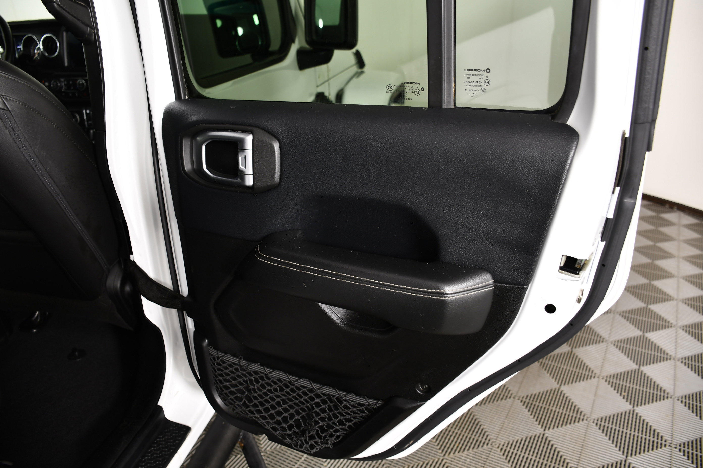 Used 2018 Jeep Wrangler Unlimited Sahara w/ Uconnect 4C Nav & Sound Group image 42