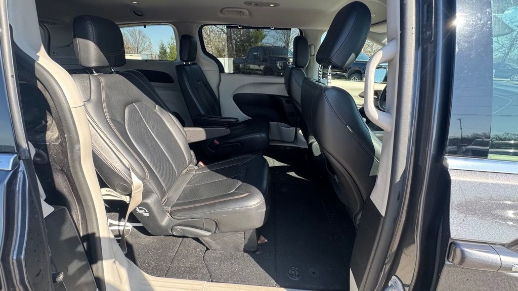 Used 2019 Chrysler Pacifica Touring-L image 9
