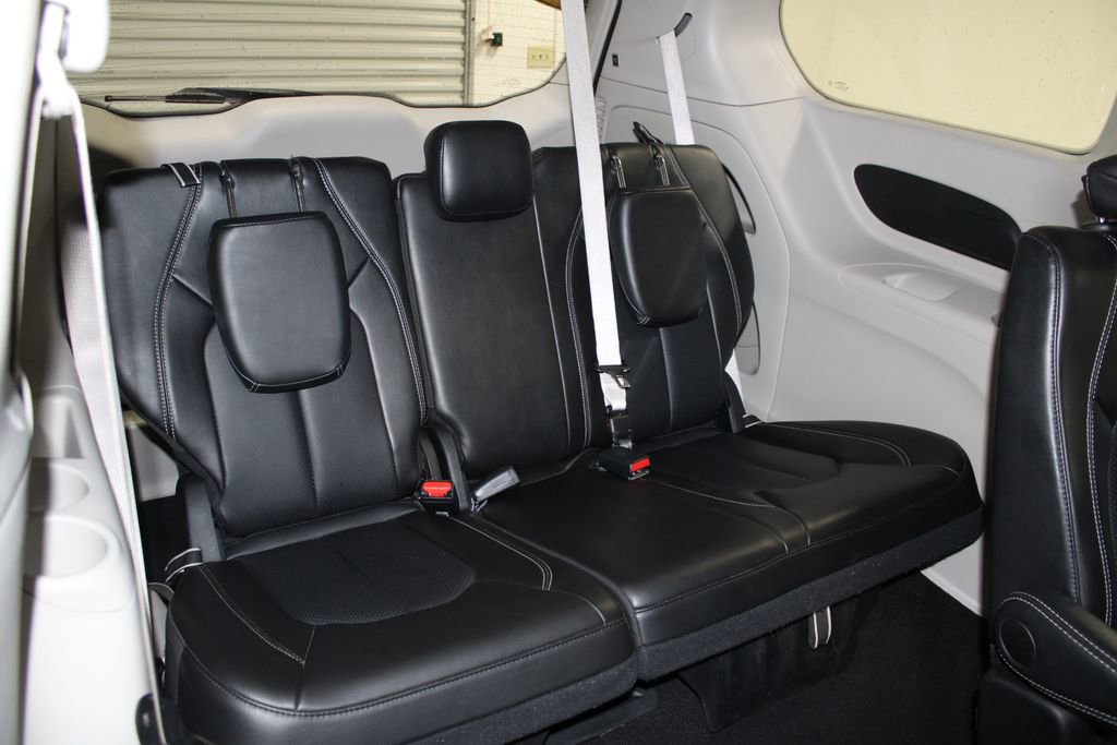 Used 2024 Chrysler Pacifica Touring-L image 32