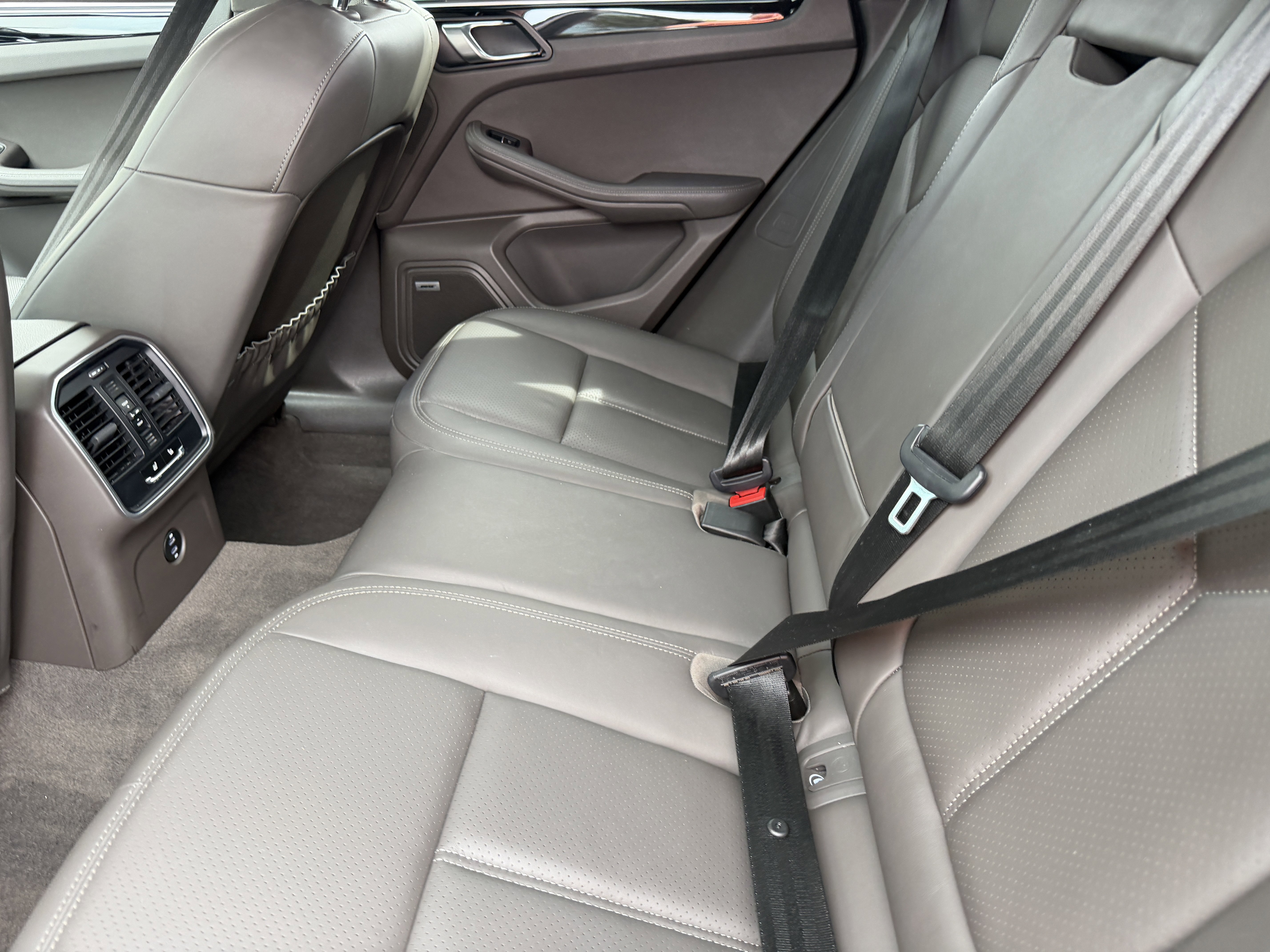 Certified 2022 Porsche Macan image 22