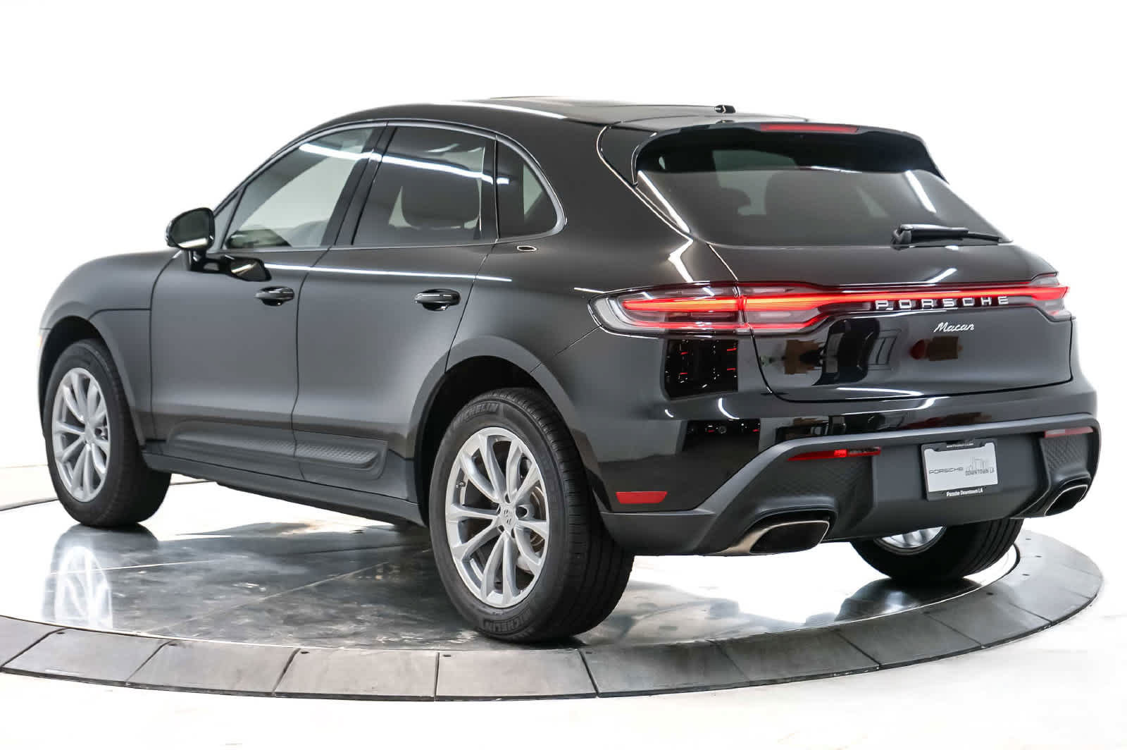 Certified 2026 Porsche Macan AWD/4WD image 3