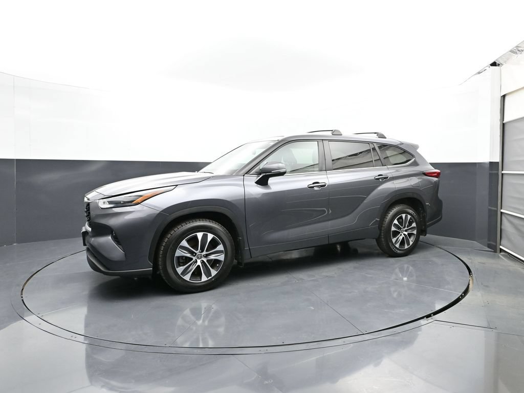 Used 2023 Toyota Highlander XLE AWD/4WD image 6