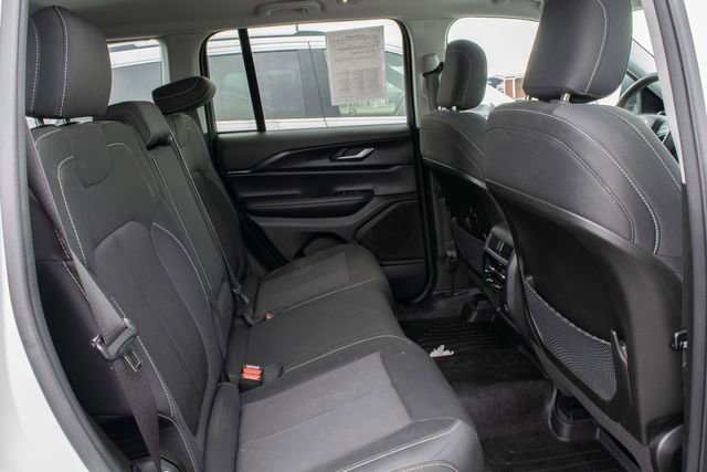 Used 2023 Jeep Grand Cherokee Laredo AWD/4WD image 19