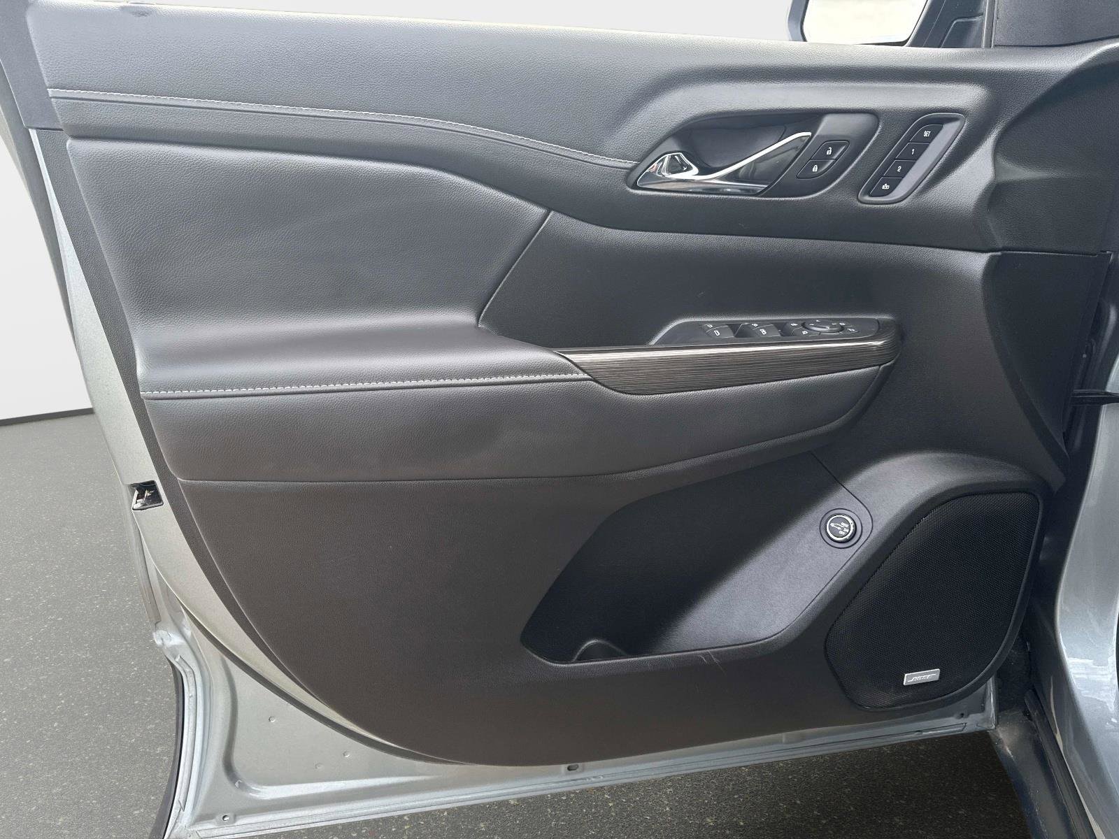 Used 2023 GMC Acadia SLT w/ Elevation Edition image 17