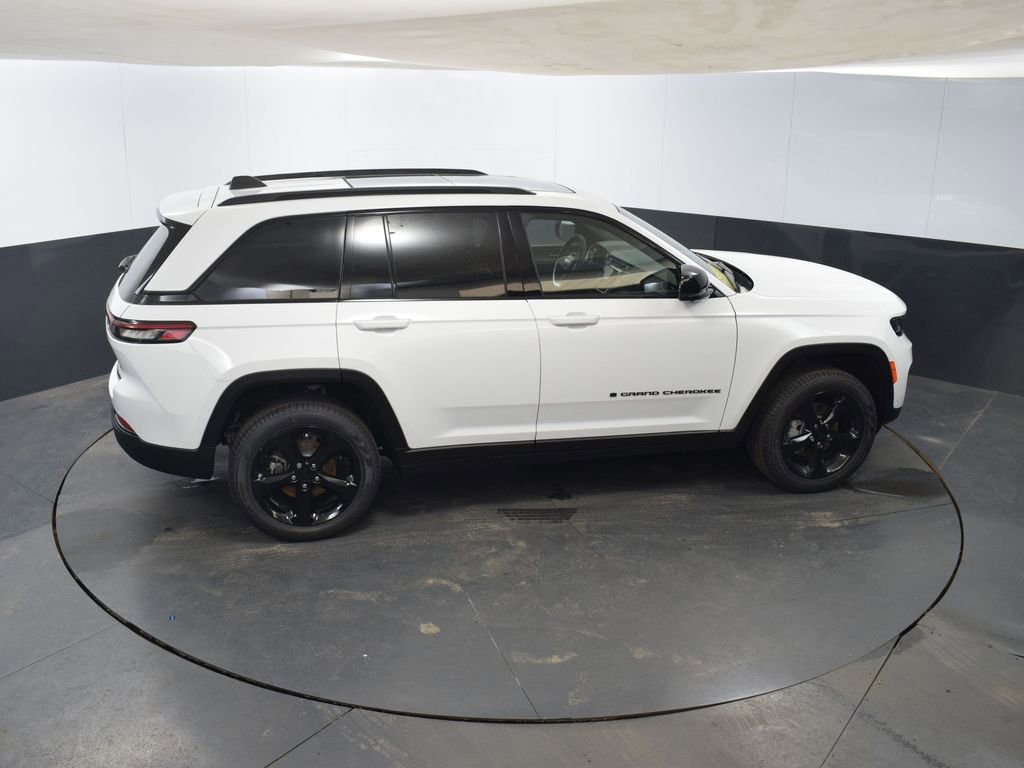Used 2025 Jeep Grand Cherokee Limited w/ Luxury Tech Group II image 41