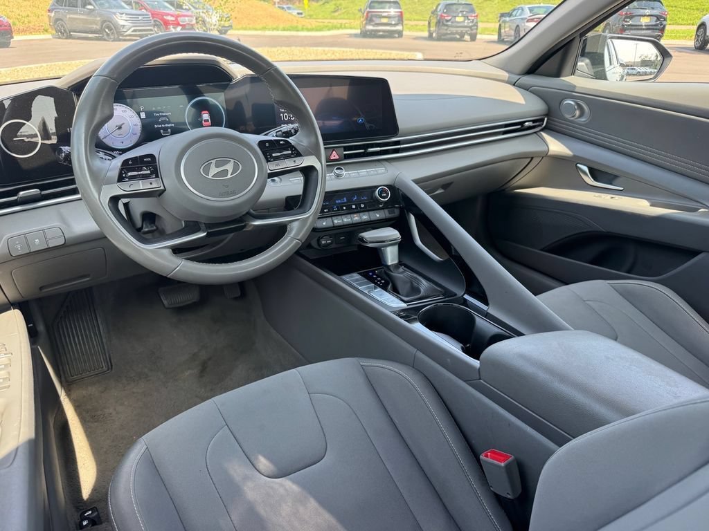 Used 2025 Hyundai Elantra SEL FWD image 16