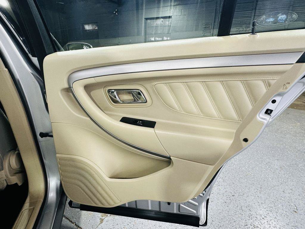 Used 2017 Ford Taurus SE FWD image 33
