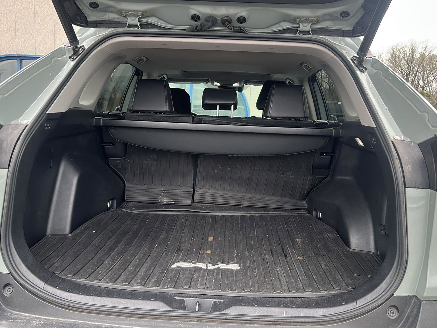 Used 2022 Toyota RAV4 XLE Premium image 12