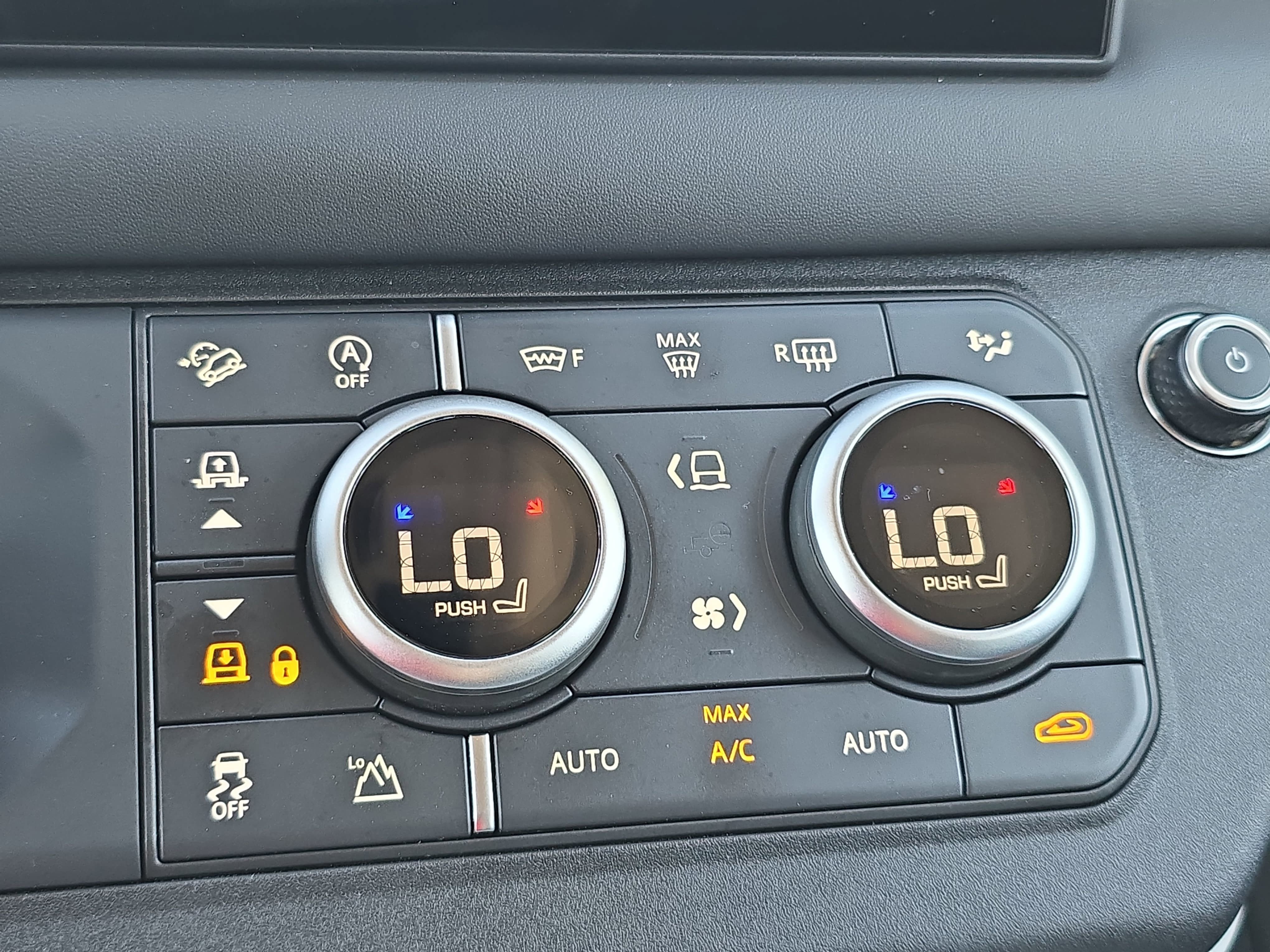 Certified 2025 Land Rover Defender 110 X-Dynamic SE image 23