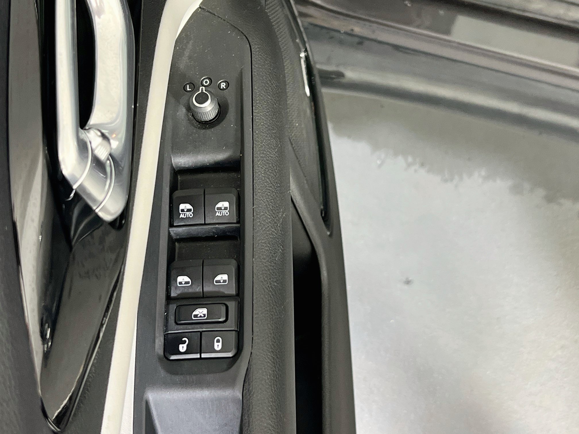 Used 2023 Jeep Compass Limited w/ Sun and Sound Group AWD/4WD image 17