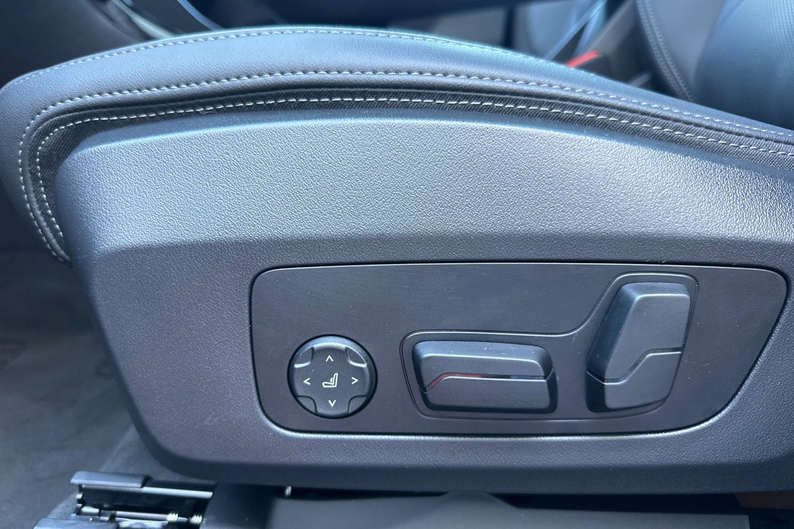 Used 2025 BMW X2 xDrive28i w/ Premium Package image 14