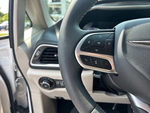 Used 2024 Chrysler Pacifica Touring-L FWD image 21