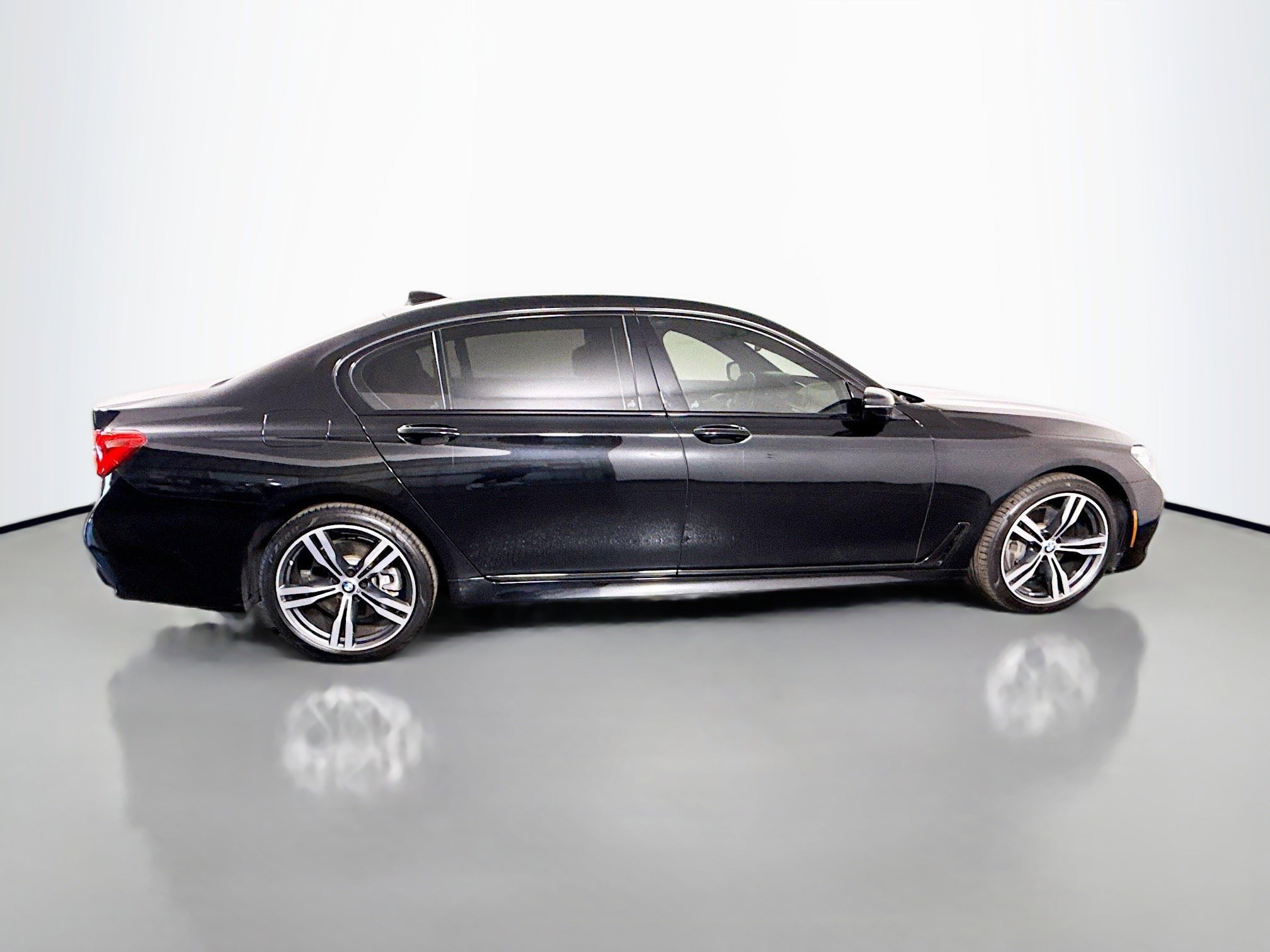 Used 2019 BMW 740i w/ Executive Package image 11