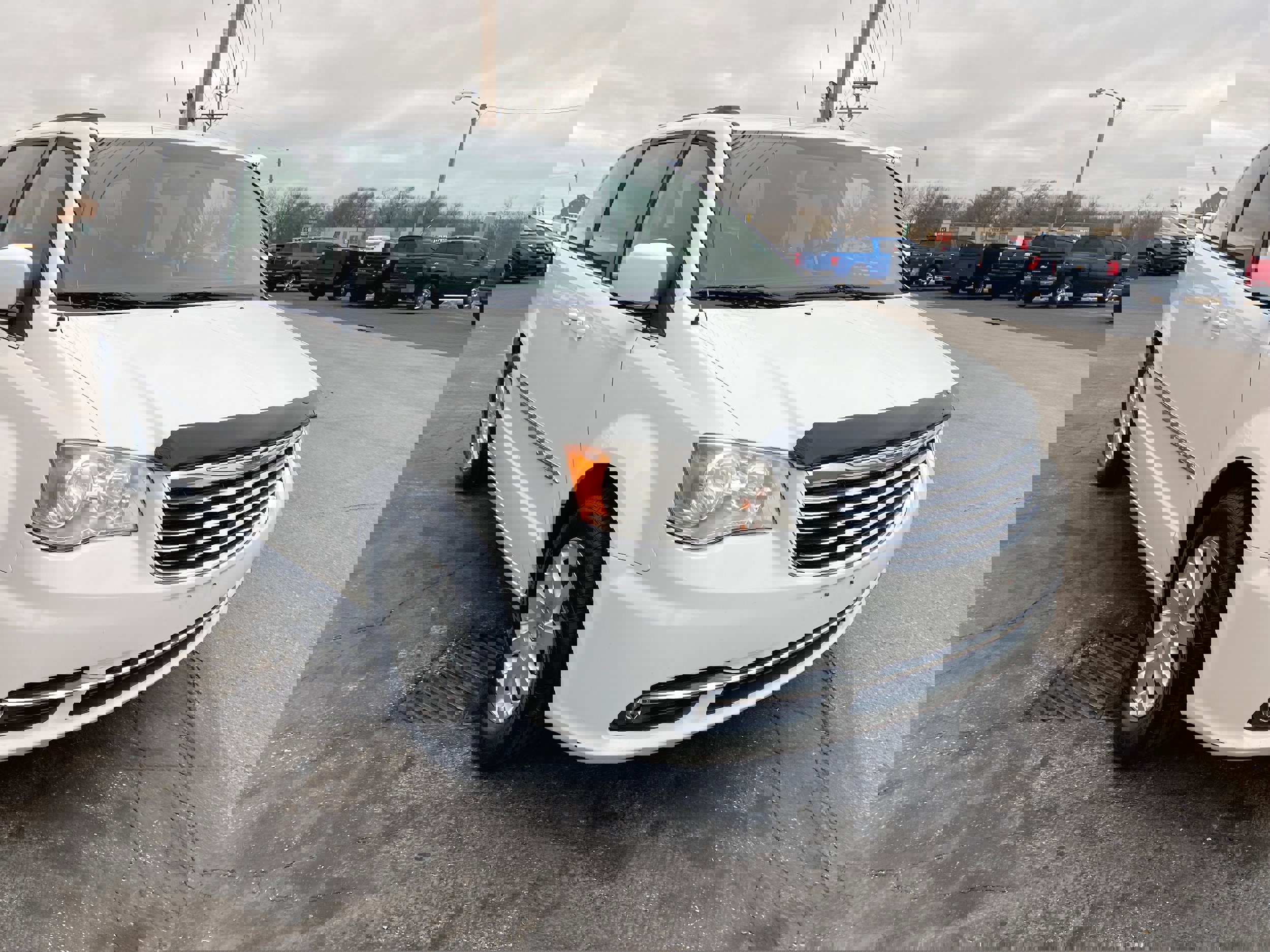 Used 2014 Chrysler Town & Country Touring image 3
