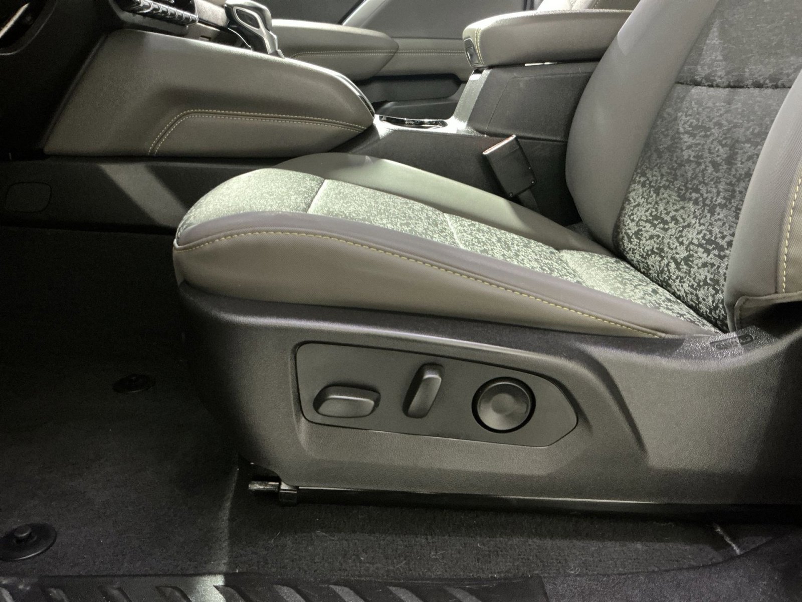 Used 2024 Chevrolet Colorado ZR2 w/ Technology Package image 22