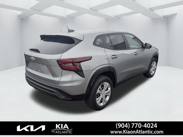 Used 2024 Chevrolet Trax LS w/ Driver Confidence Package FWD image 3