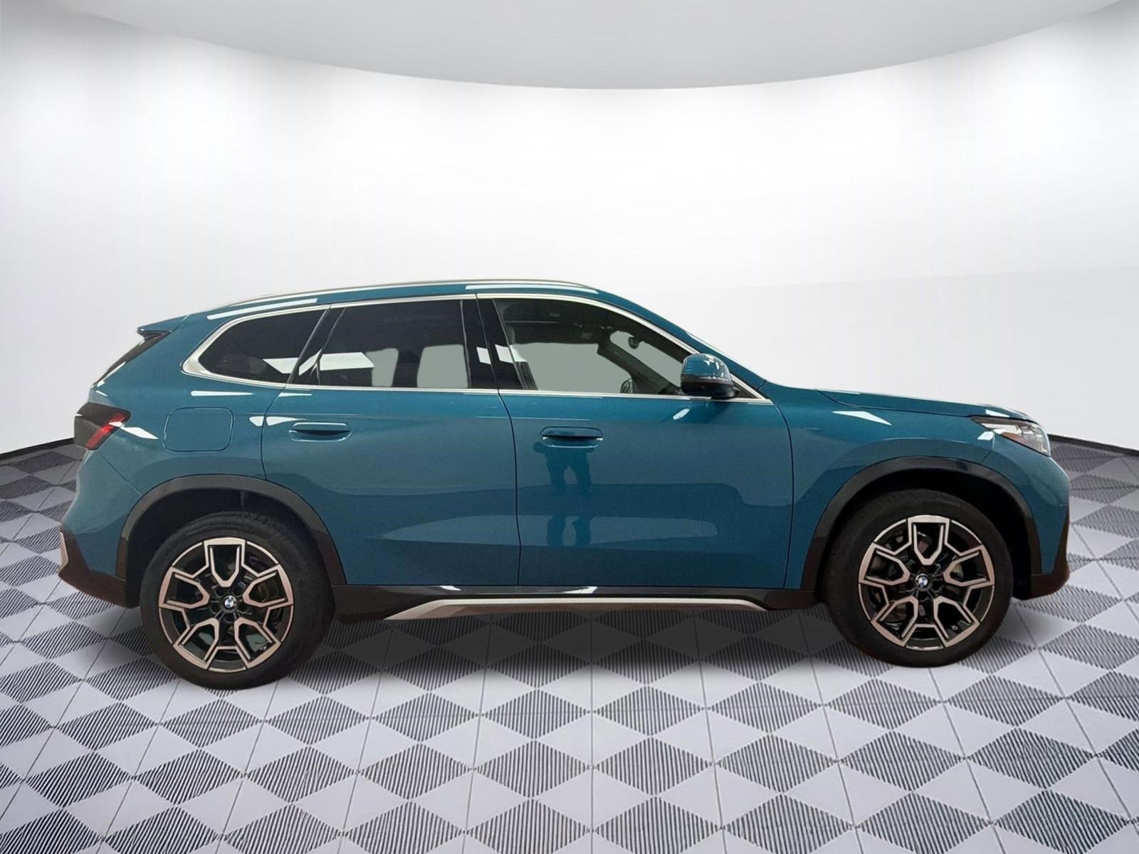 Certified 2025 BMW X1 xDrive28i w/ Technology Package image 8