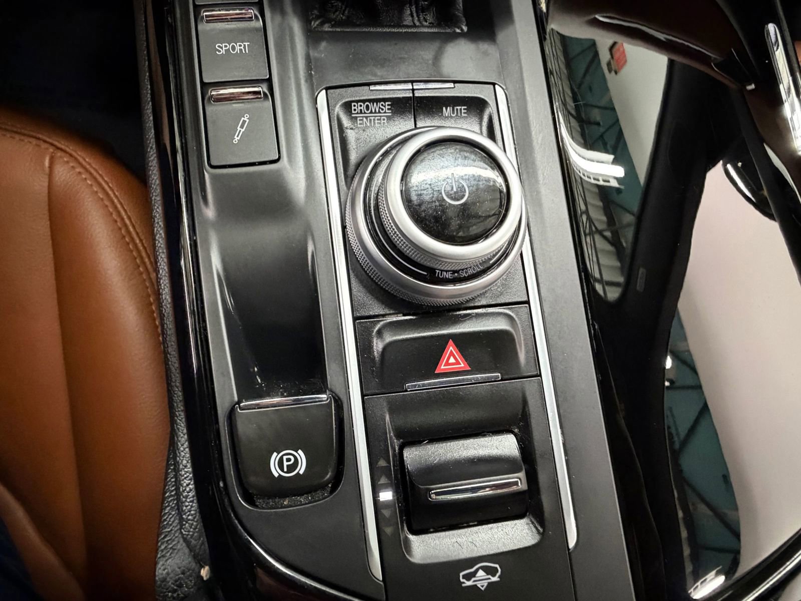 Used 2021 Maserati Levante AWD/4WD image 32