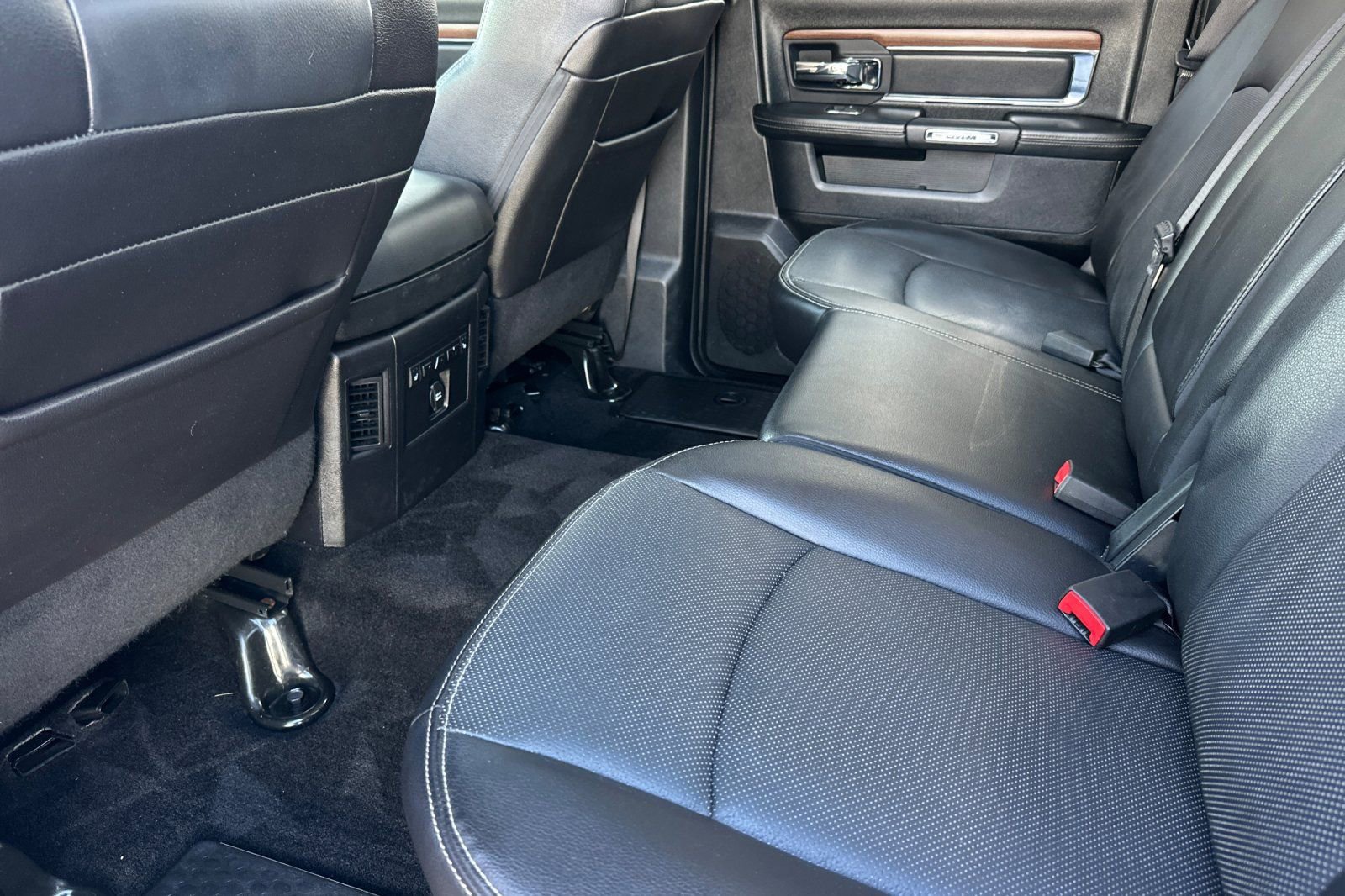 Used 2015 RAM 1500 Laramie w/ Convenience Group image 12