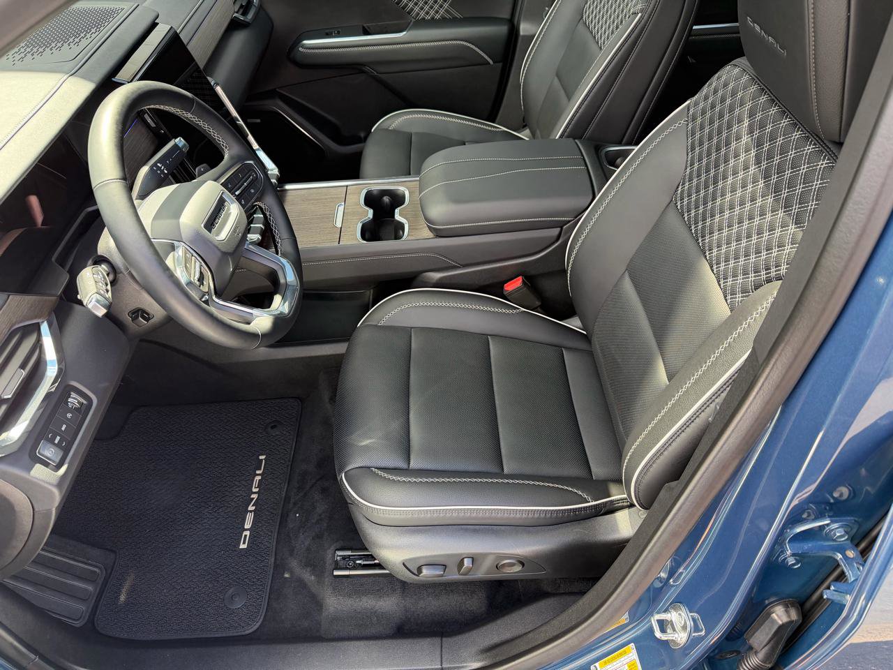 Used 2025 GMC Acadia Denali AWD/4WD image 9