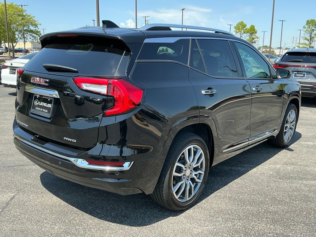 Used 2024 GMC Terrain Denali w/ Denali Premium Package AWD/4WD image 3