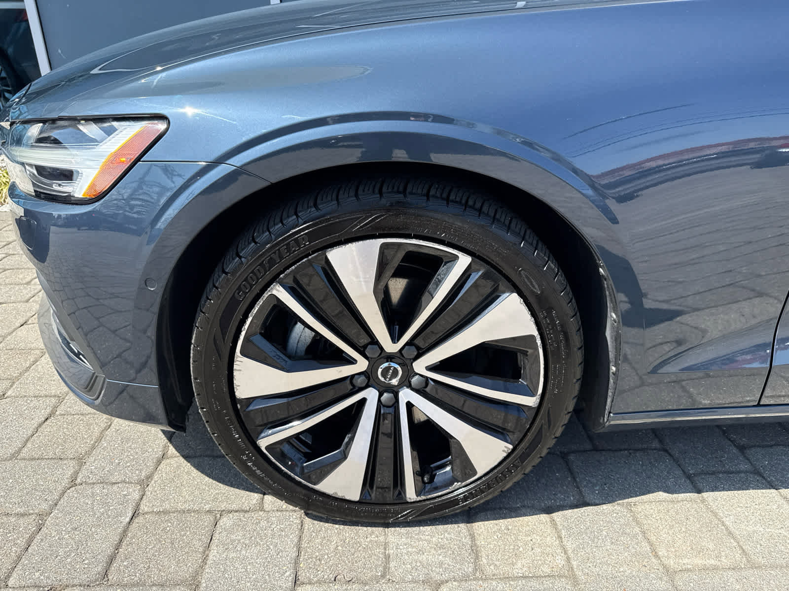 Used 2023 Volvo S60 B5 Ultimate w/ Climate Package FWD image 5
