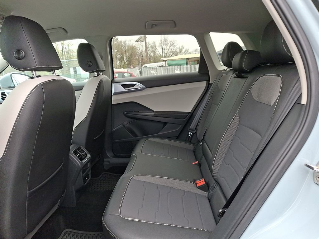 Used 2025 Volkswagen Taos SE image 10