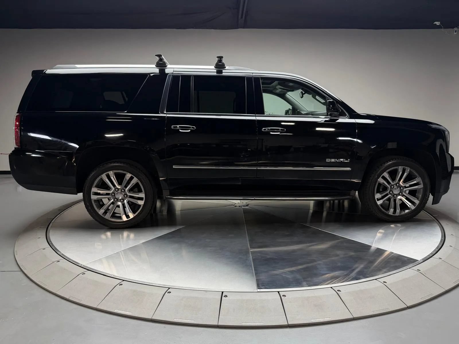 Used 2017 GMC Yukon XL Denali w/ Open Road Package AWD/4WD image 6