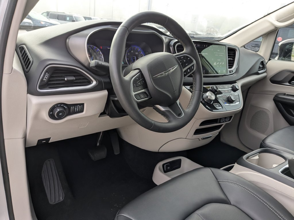 Used 2024 Chrysler Pacifica Touring-L FWD image 9