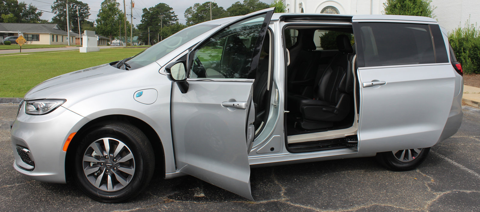 Used 2024 Chrysler Pacifica Select image 3