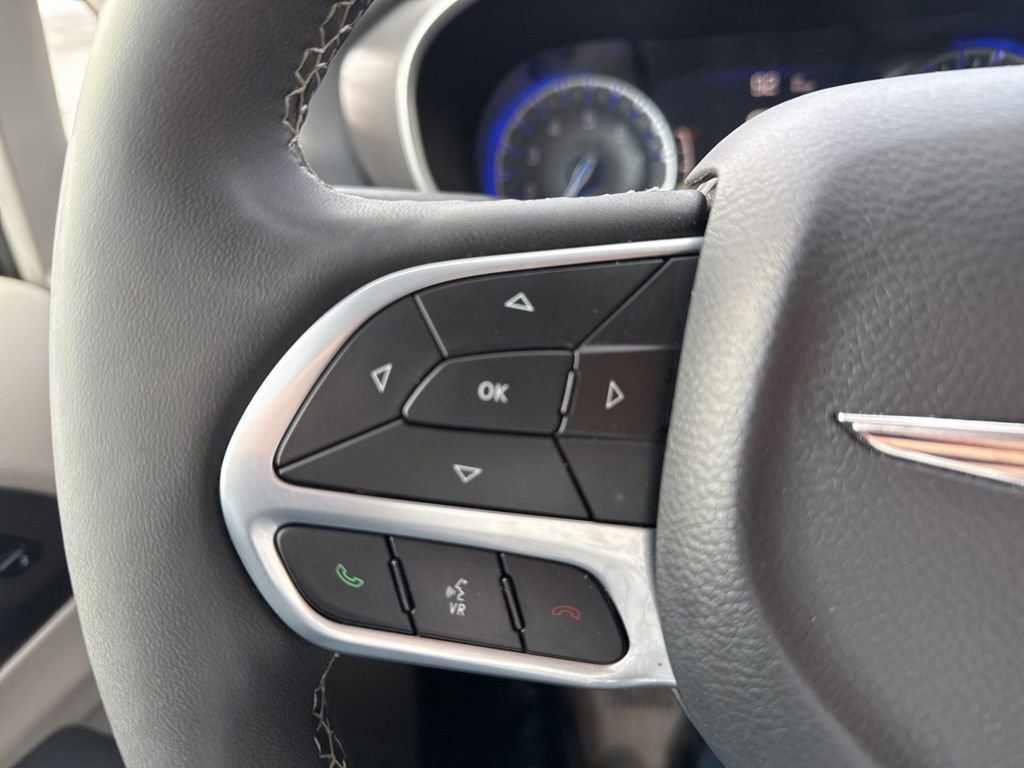 Used 2024 Chrysler Pacifica Touring-L image 39