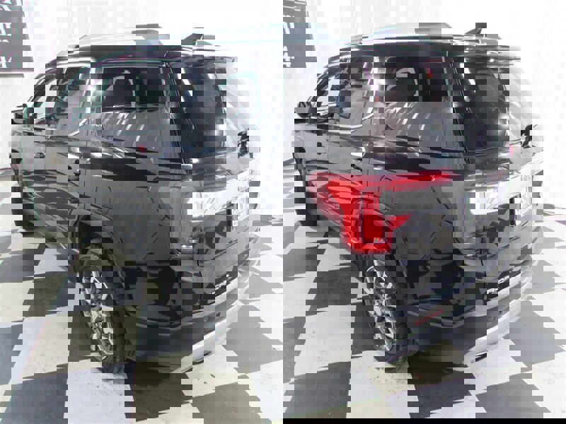 Used 2023 GMC Acadia SLT image 16