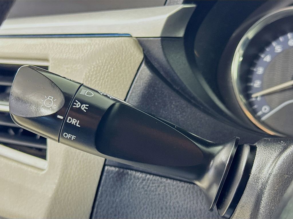 Used 2016 Toyota Corolla LE FWD image 13