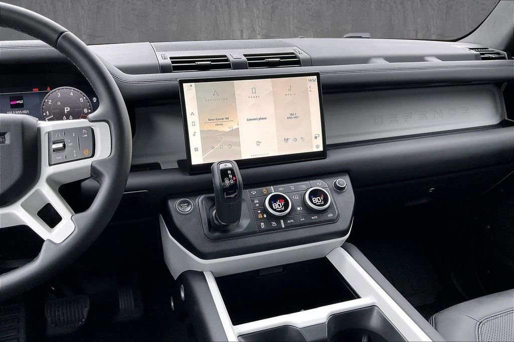 Used 2025 Land Rover Defender 130 X-Dynamic SE image 9