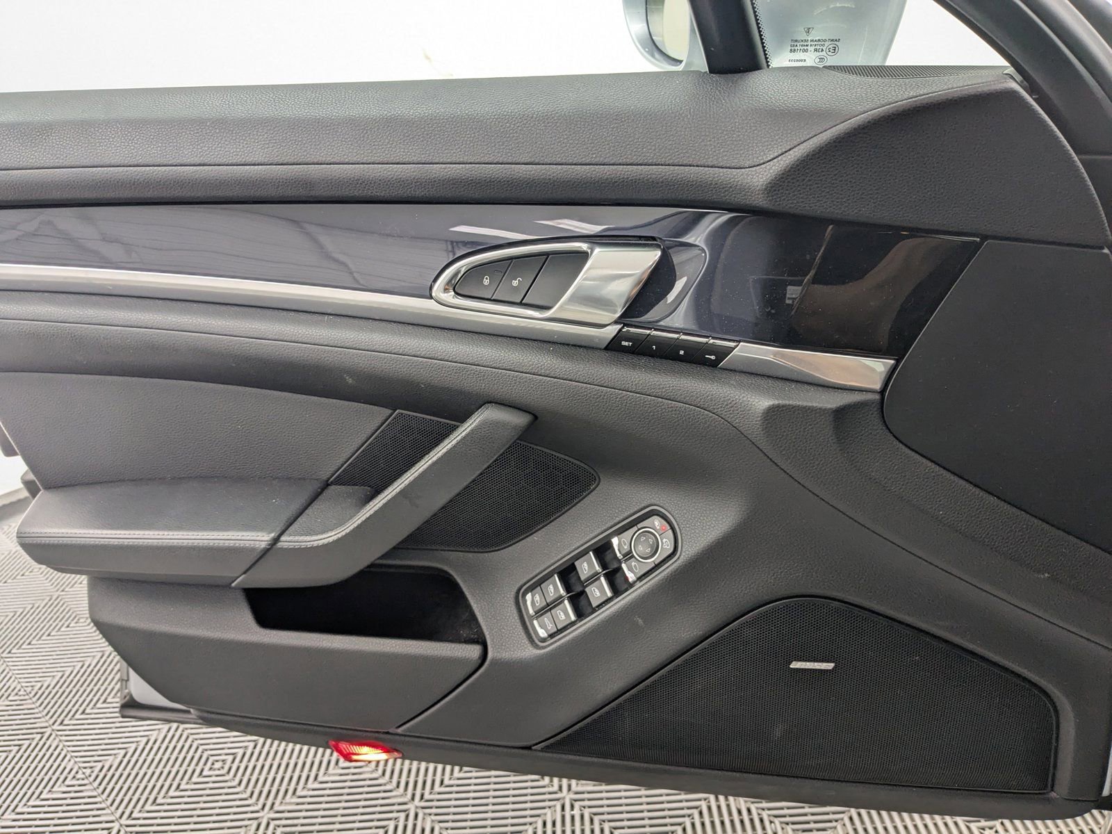 Used 2015 Porsche Panamera 4 image 26