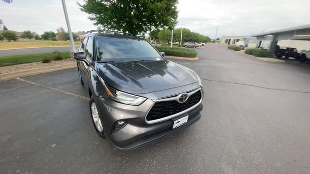 Used 2023 Toyota Highlander LE AWD/4WD image 3
