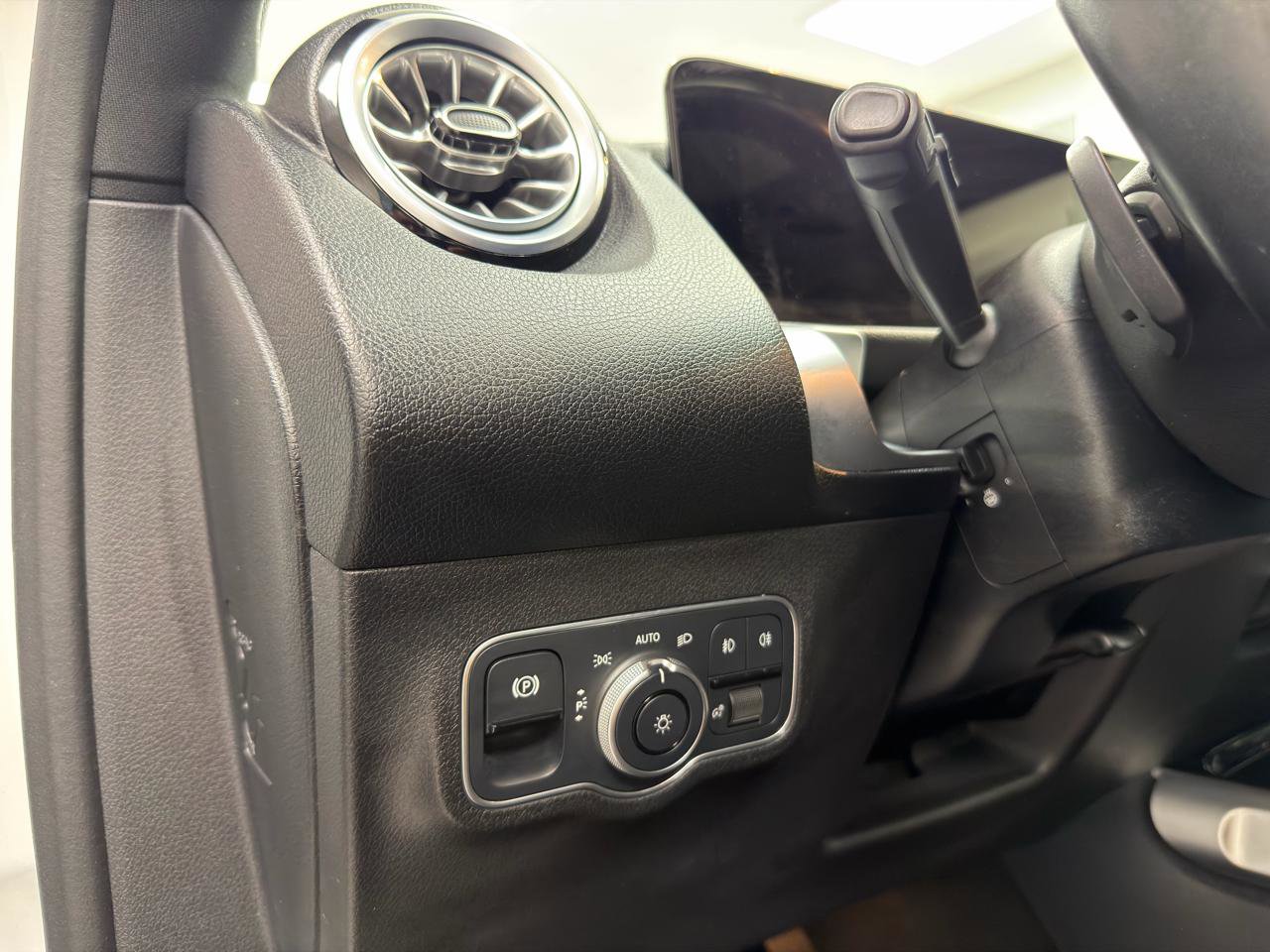 Used 2022 Mercedes-Benz GLB 250 4MATIC w/ Premium Package Lite image 14