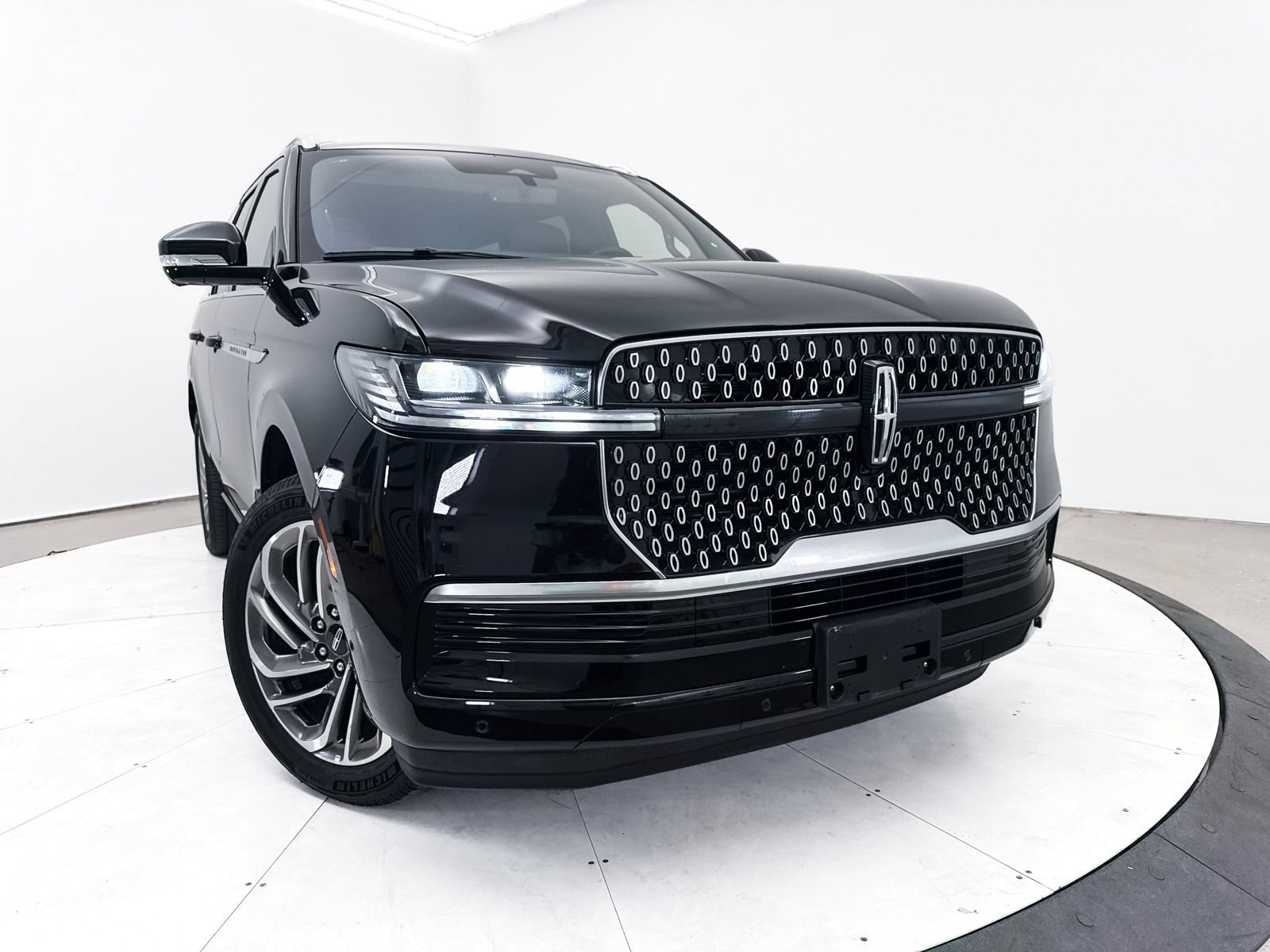 Used 2025 Lincoln Navigator Reserve AWD/4WD image 7