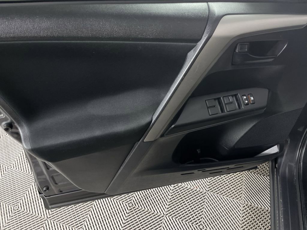 Used 2018 Toyota RAV4 LE w/ Carpet Mat Package image 19